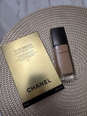 CHANEL Sublimage L'Essence de Teint Foundation - Beige / Gold Packaging